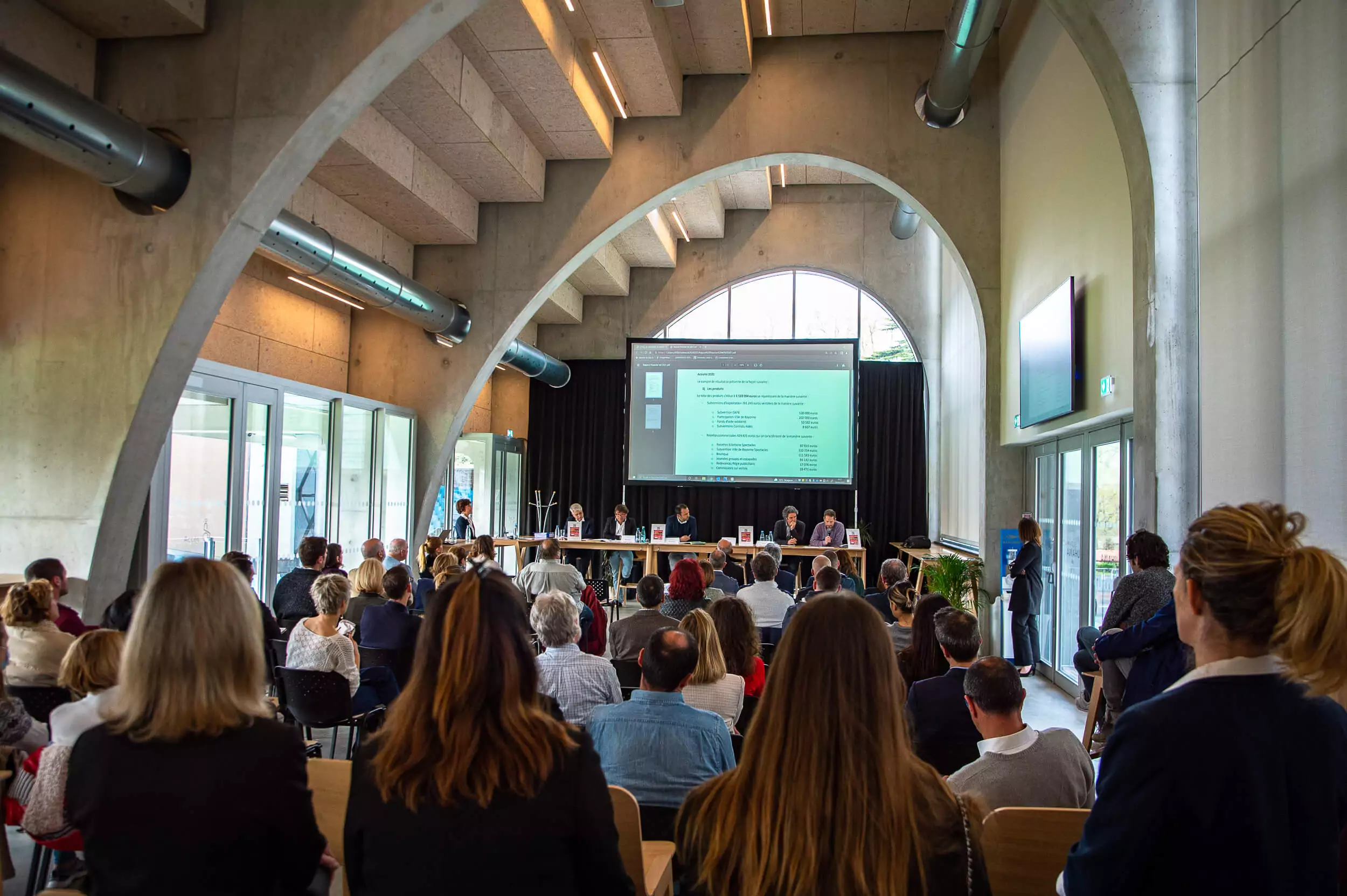 Assemblée Générale de l'OT de Bayonne en 2O22 à Jean Dauger - Personnes assises © Mathieu Prat