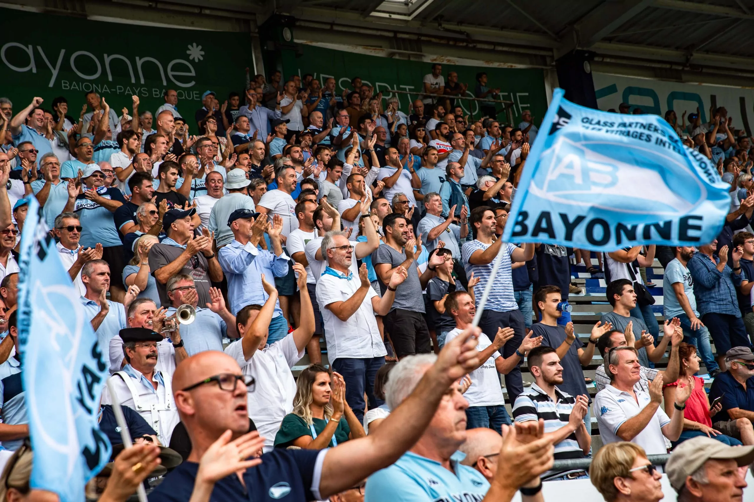 Supporters qui applaudissent l'Aviron Bayonnais dans le Stade Jean Dauger © Mathieu Prat