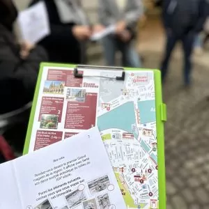 Carte de Bayonne et livret d’énigmes utilisés pour un jeu de piste.