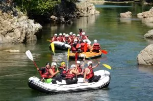 3 bateau de rafting dans le cadre d'un incentive pour le groupe Arteka