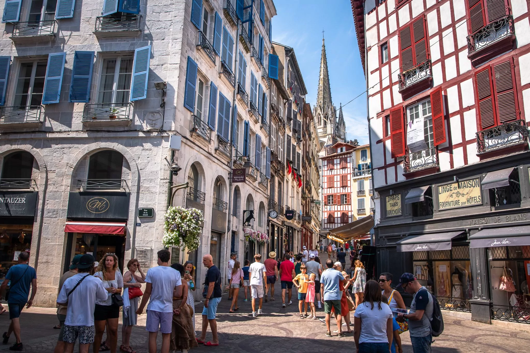 Rue commerçante dans le centre ville de Bayonne