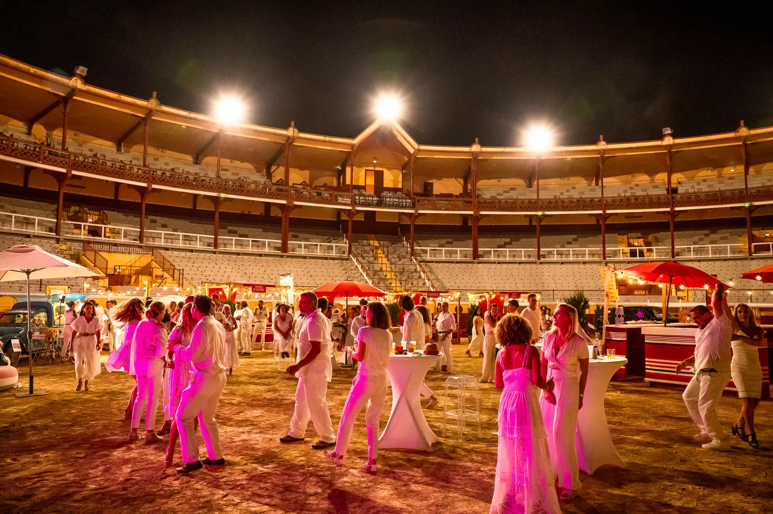 Piste de danse durant une soirée blanche aux Arènes de Bayonne © Mathieu Prat