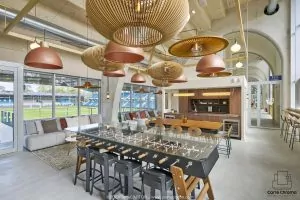 Vue depuis l’espace Hegoa du stade Jean-Dauger, donnant sur la pelouse et les tribunes.