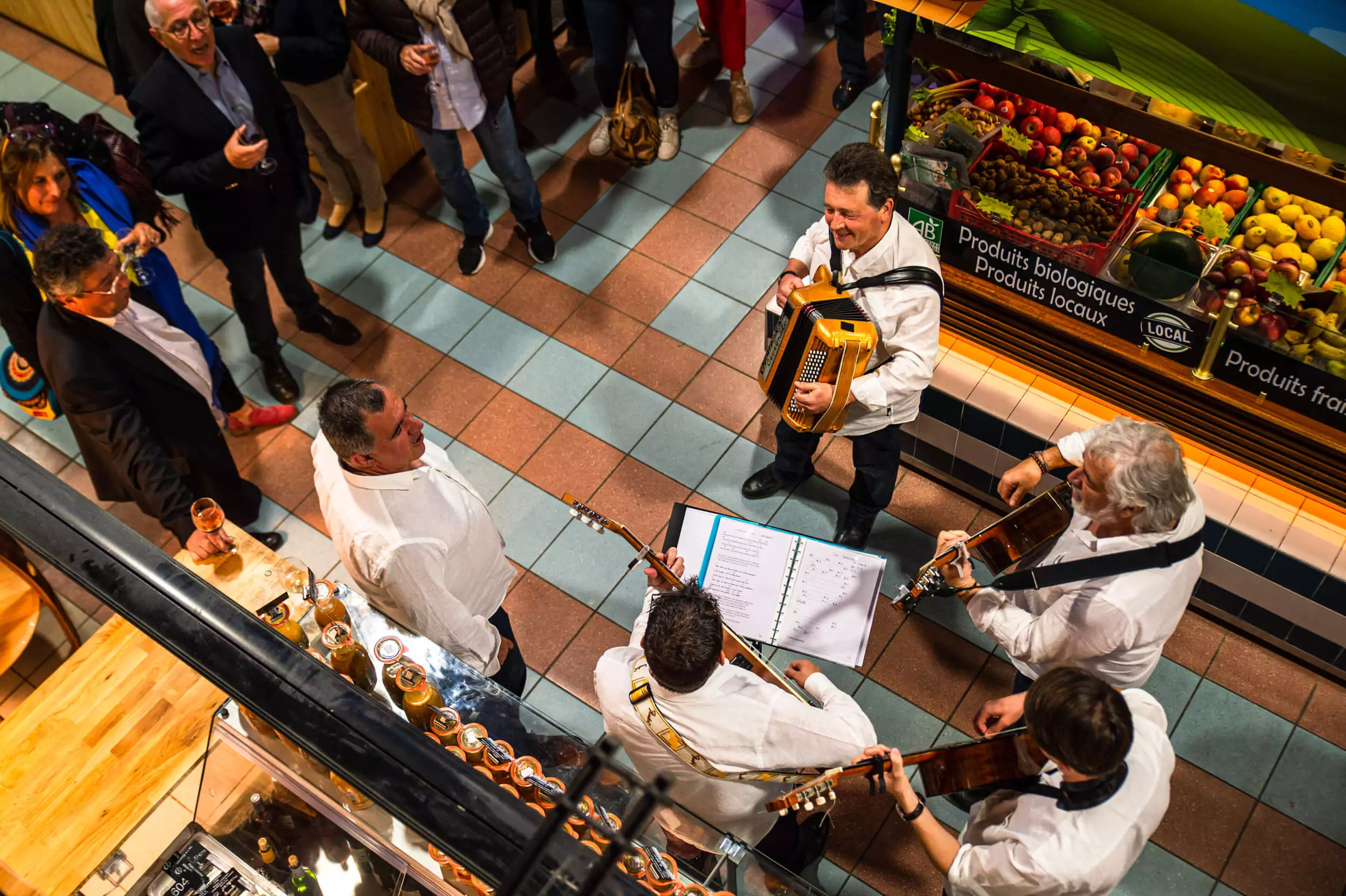 Animation musicale lors d'une soirée privative Halles de Bayonne © Mathieu Prat
