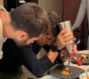 Préparation d’un plat avec un siphon lors d’un cours de cuisine à L’Appartenance, restaurant privatif à Bayonne