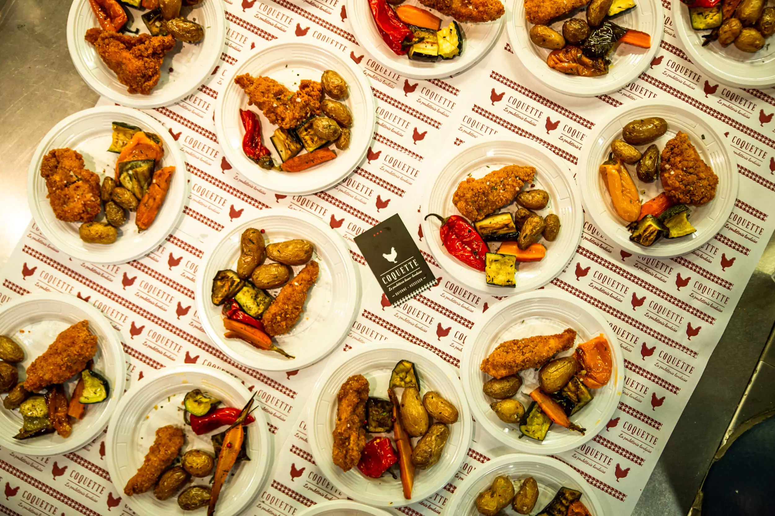 Buffet traiteur lors d'une soirée séminaire aux Halles de Bayonne pour l'assemblée générale de l'Office de Tourisme de Bayonne en 2019 © Mathieu Prat